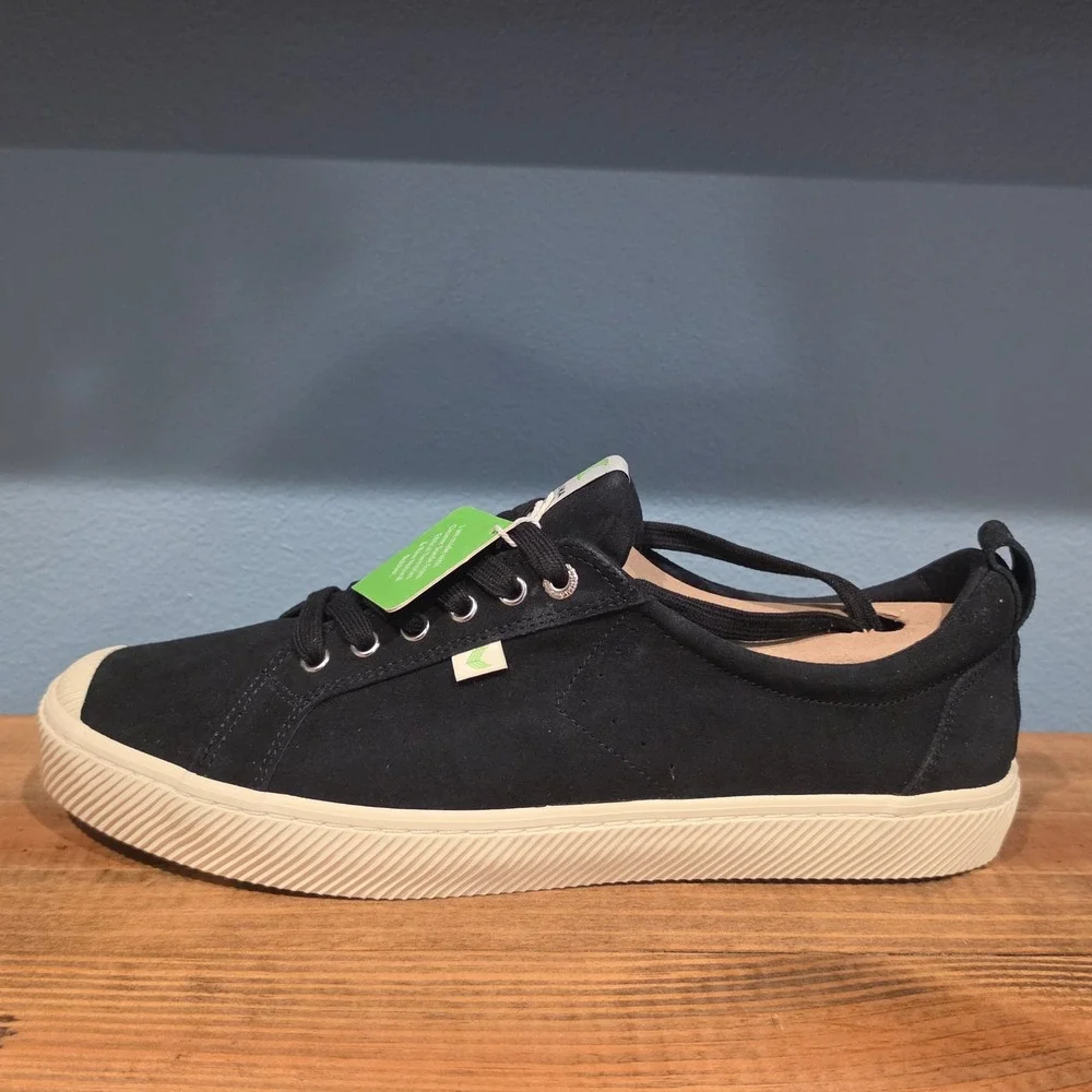 Cariuma Mens OCA Low Sneaker Black Suede Classic Lace Up Size 13